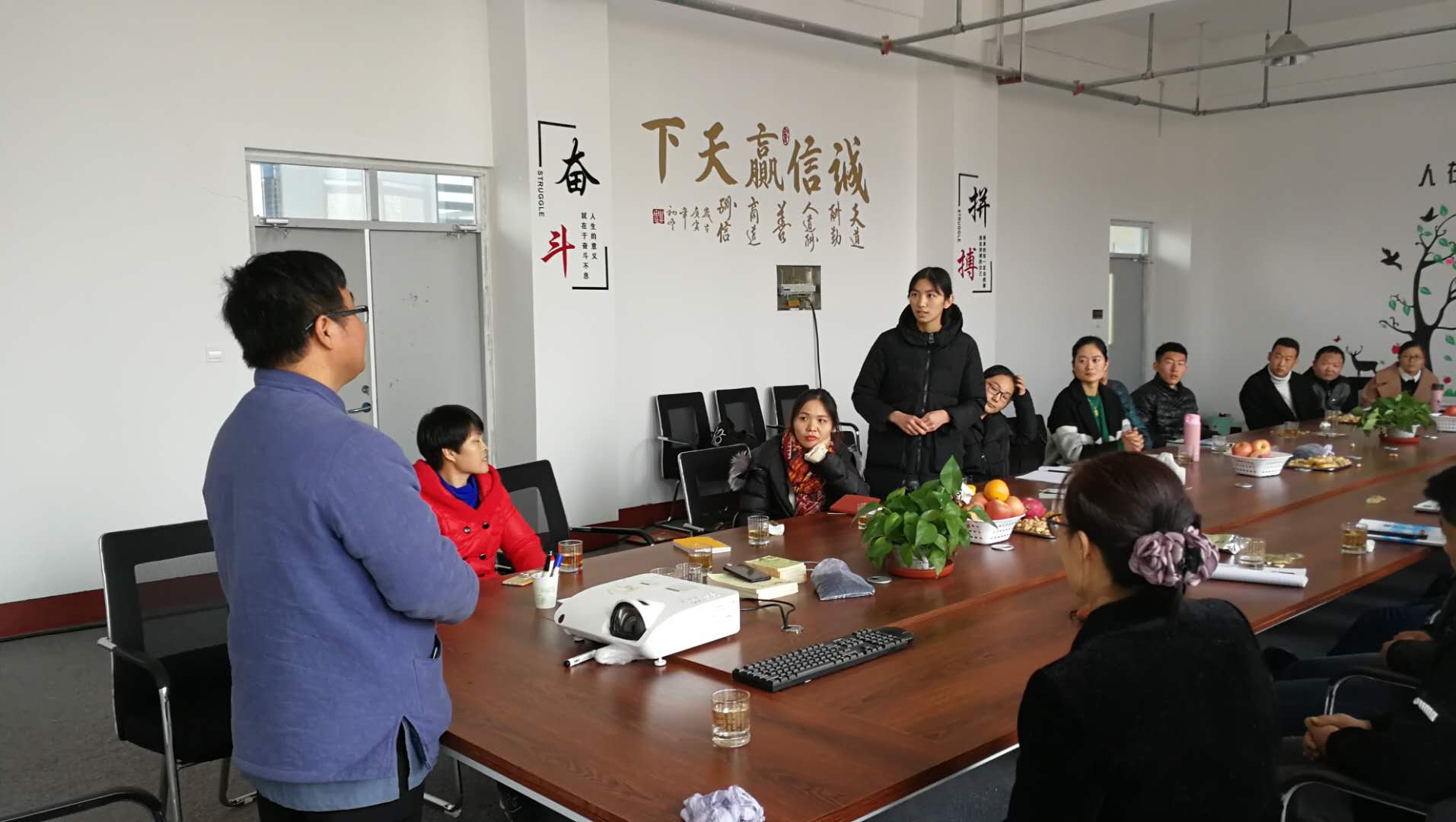 員工就問題對(duì)王老師進(jìn)行提問