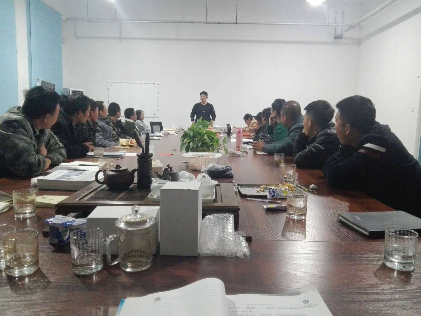 優(yōu)秀員工進(jìn)行“我的海藍(lán)夢(mèng)”演講